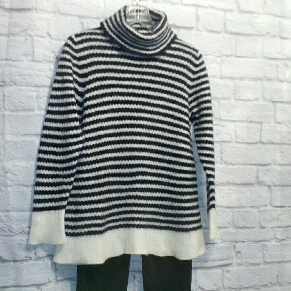 Banana Republic sweater - Picture 2 of 6